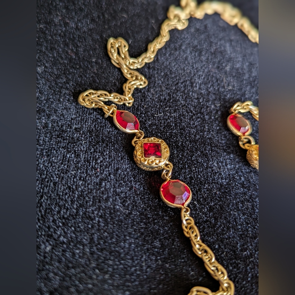 Vintage Necklace with Gold Tone and Red Stones - Picture 2 of 5